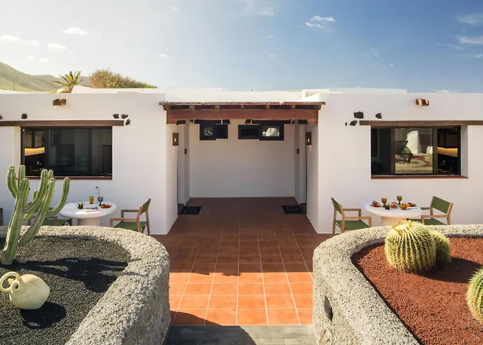 Canaryislandshost I Esencia Daire